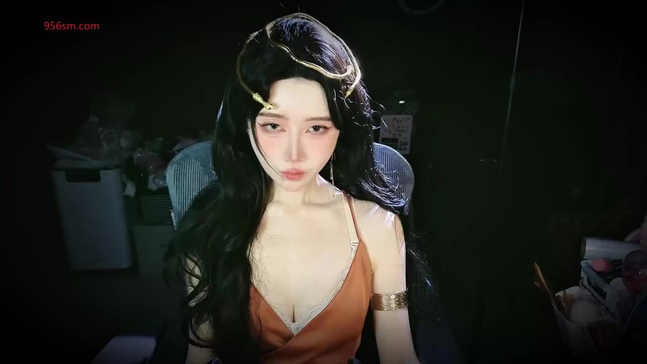 #秋水 25.05.01 异域蛇女 异域风情蛇女の孔雀鱼近距离怼脸